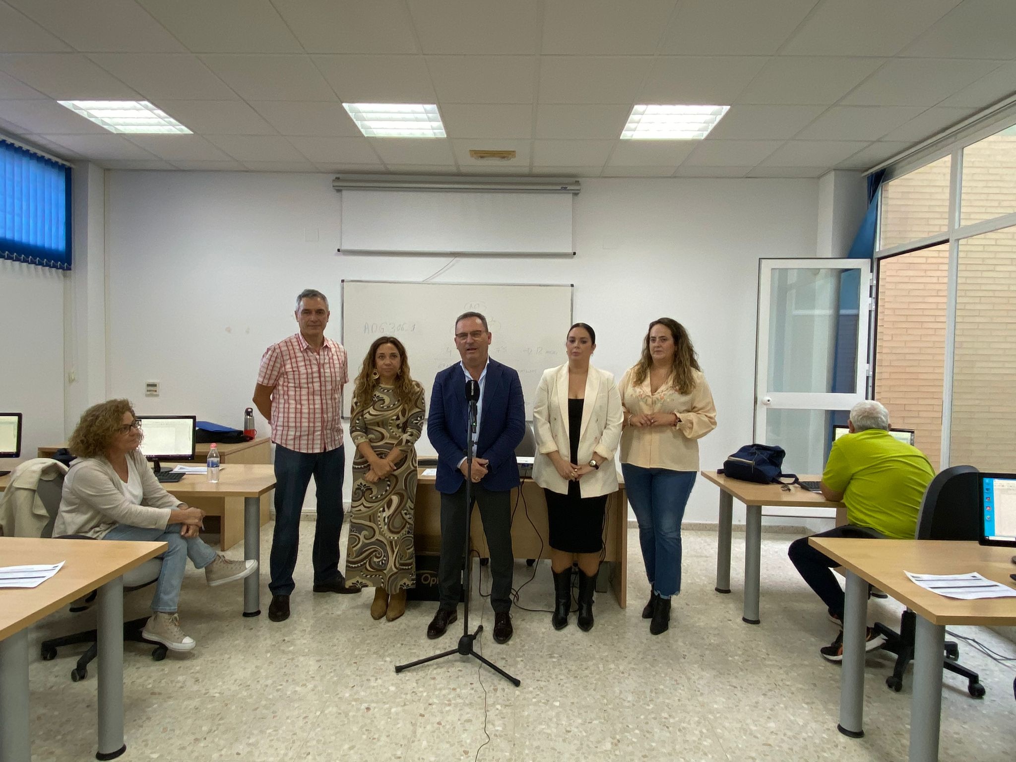 El alcalde y la delegada de Promoción y Empleo durante la inauguración del Programa Reciclatic