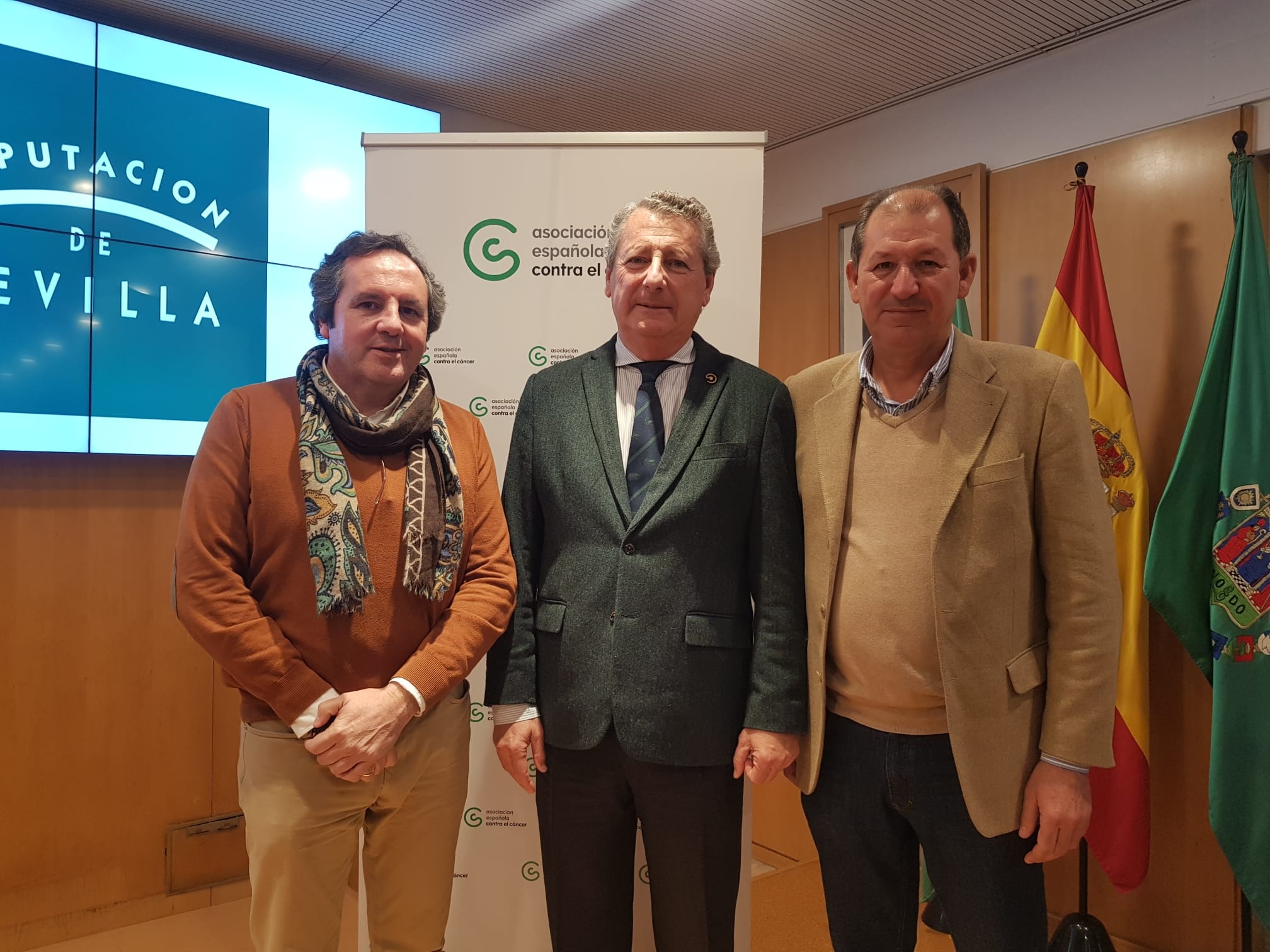 Alcalde y Presidentes Asociación Contra Cáncer en el acto de Diputación de Sevilla 2023