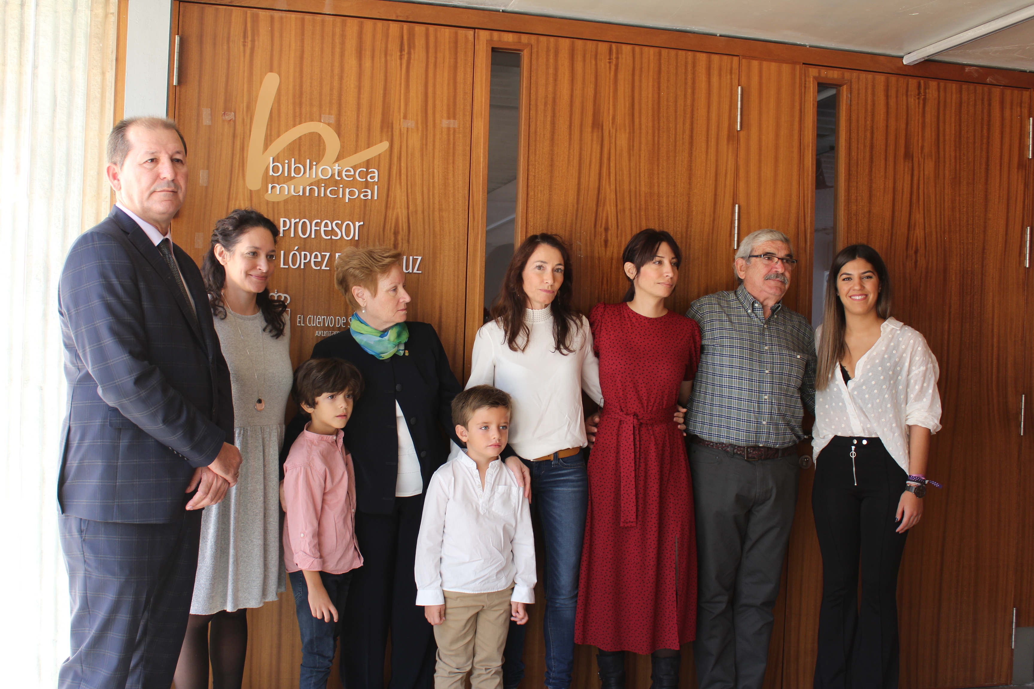 Acto institucional del nombramiento de la Biblioteca Municipal José López de la Cruz (Fotografía con familiares, alcalde, delegada de Cultura)