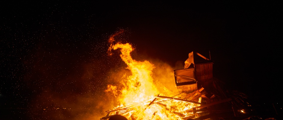 people-watching-big-fire-in-night-2024-09-22-09-03-08-utc